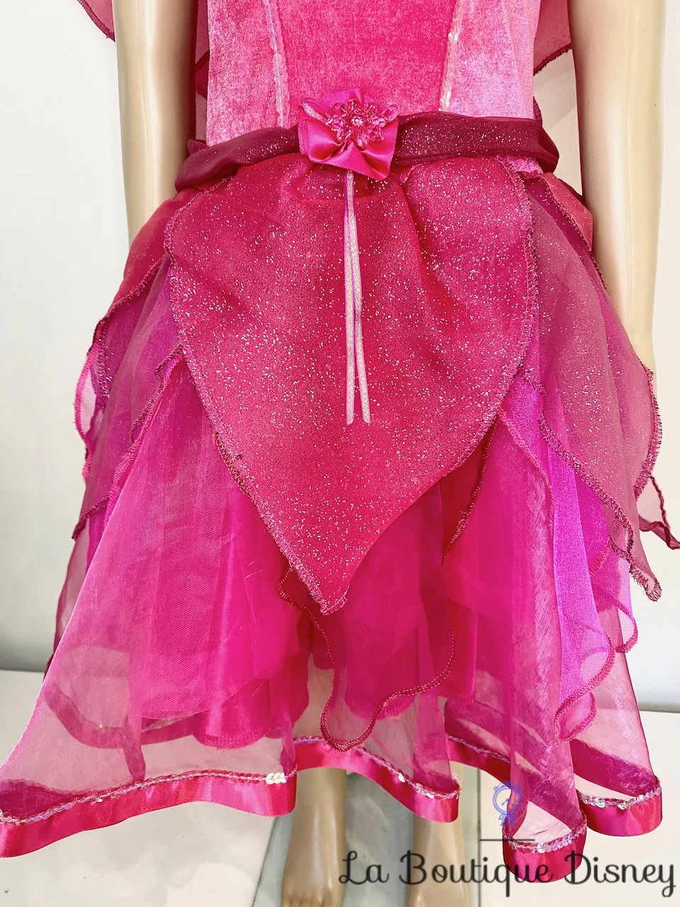 Déguisement Fée Roselia Disney Store Exclusive Taille 5-6 Ans Fée Clochette Robe Rose Ailes 5 Déguisement Fée Roselia Disney Store Exclusive Taille 5-6 Ans Fée Clochette Robe Rose Ailes – Image 3
