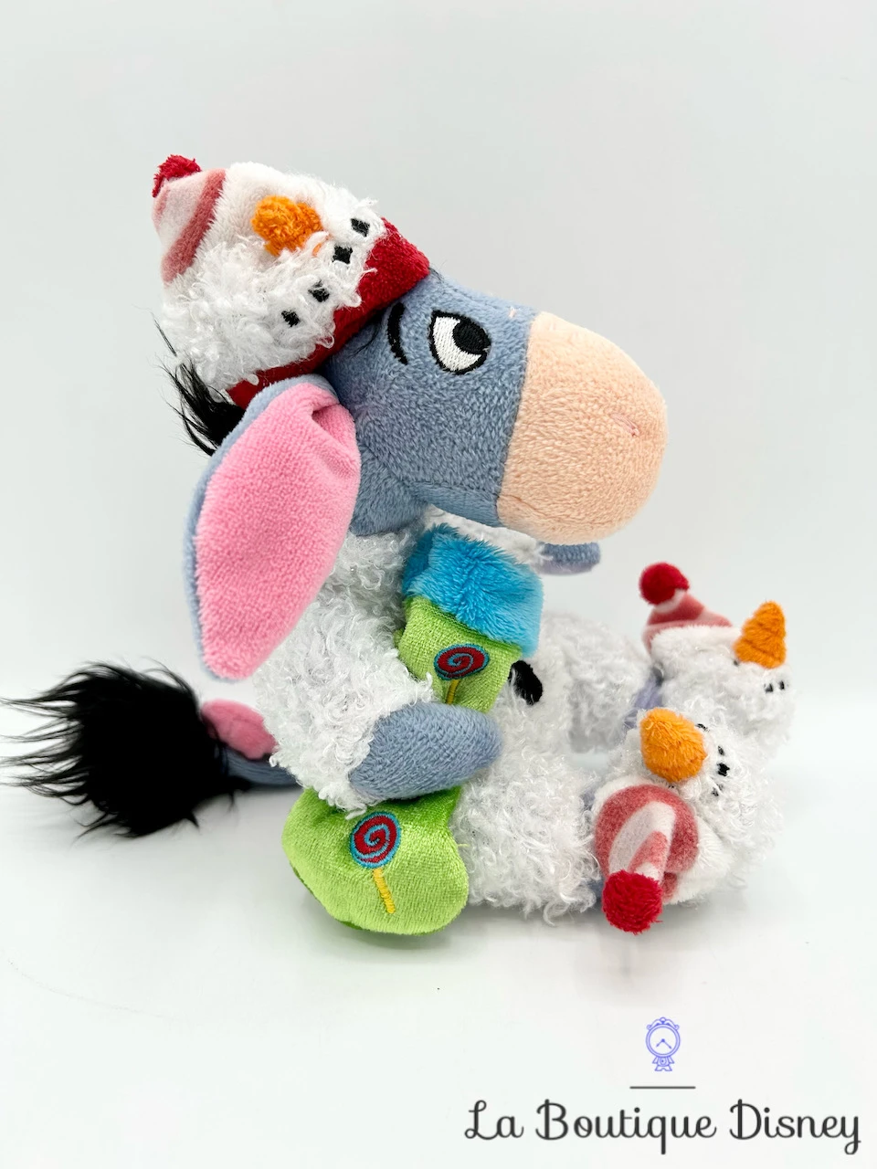 Peluche Bourriquet Bonhomme De Neige Disney Store Walt Disney Company Eeyore Noël Winnie L'ourson Collection 4 Peluche Bourriquet Bonhomme De Neige Disney Store Walt Disney Company Eeyore Noël Winnie L'ourson Collection – Image 2