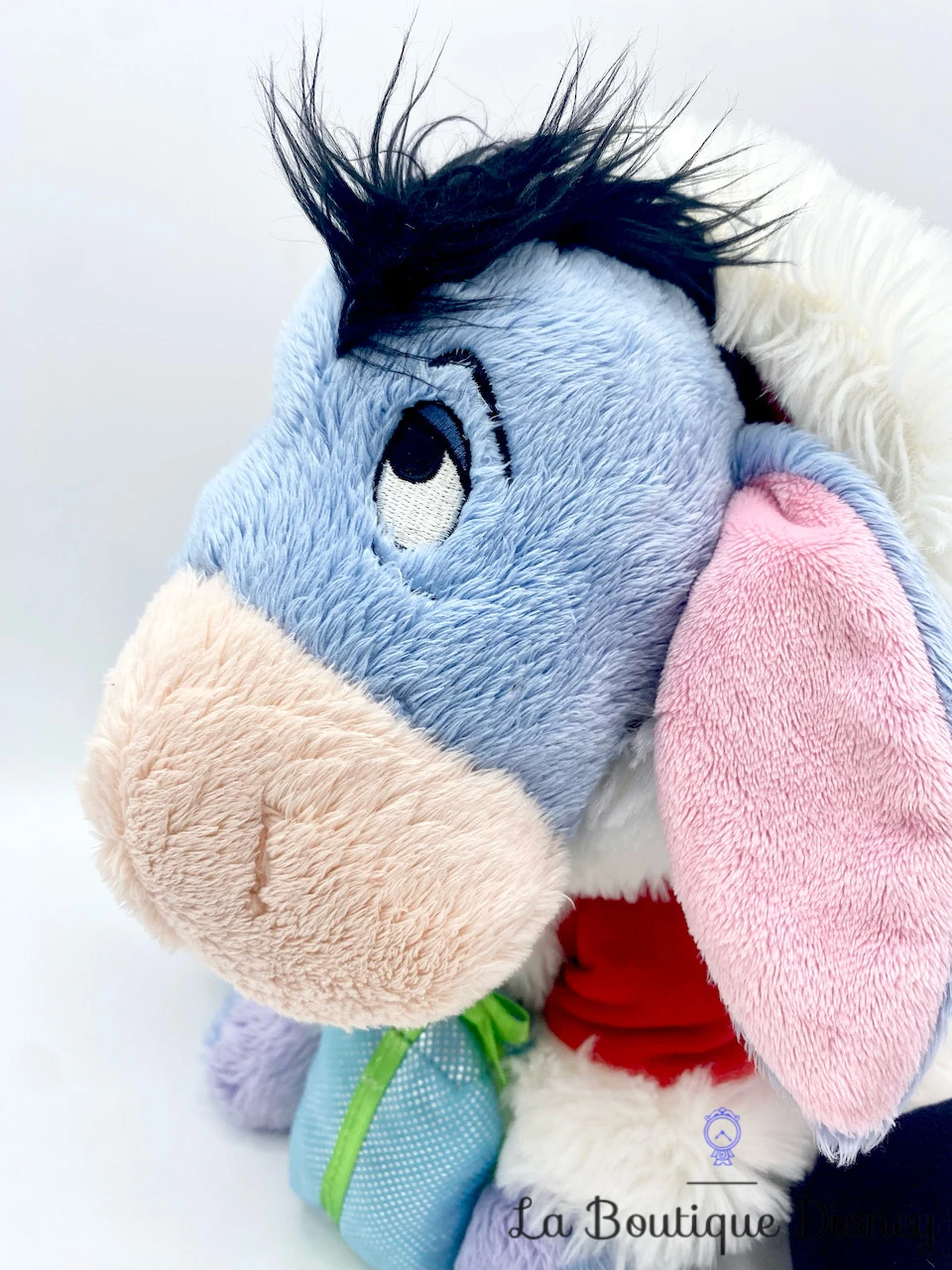 Peluche Bourriquet Cadeau Noël Disney Store Exclusive Winnie L'ourson Manteau Rouge 27 Cm 4 Peluche Bourriquet Cadeau Noël Disney Store Exclusive Winnie L'ourson Manteau Rouge 27 Cm – Image 2