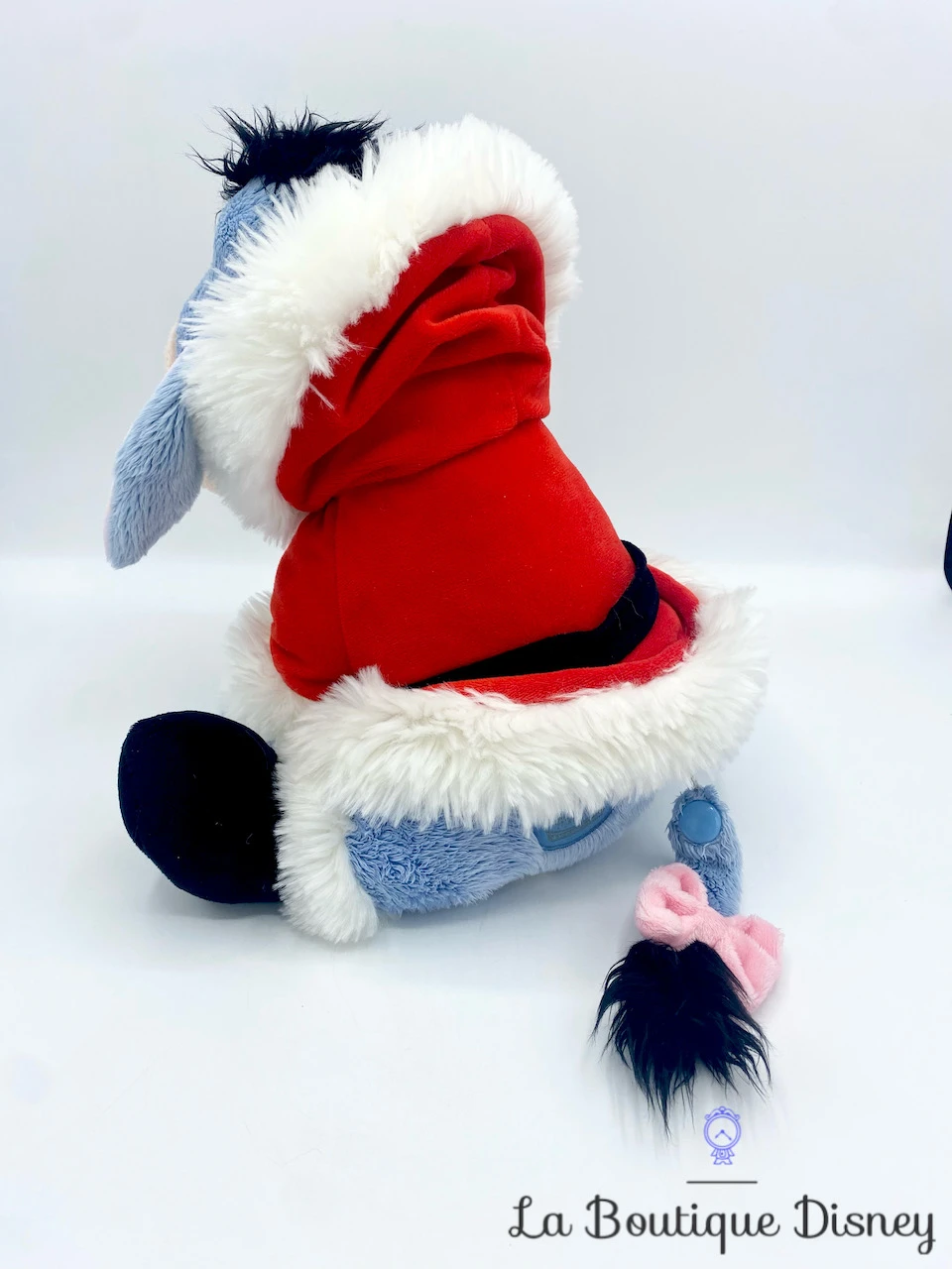 Peluche Bourriquet Cadeau Noël Disney Store Exclusive Winnie L'ourson Manteau Rouge 27 Cm 7 Peluche Bourriquet Cadeau Noël Disney Store Exclusive Winnie L'ourson Manteau Rouge 27 Cm – Image 5