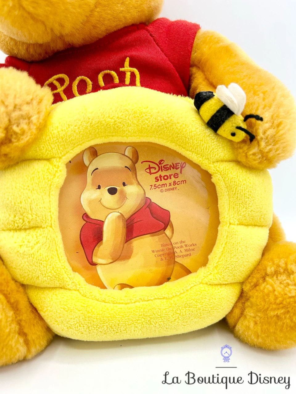Peluche Cadre Winnie L'ourson Abeille Disney Store Photo Jaune 25 Cm 6 Peluche Cadre Winnie L'ourson Abeille Disney Store Photo Jaune 25 Cm – Image 4