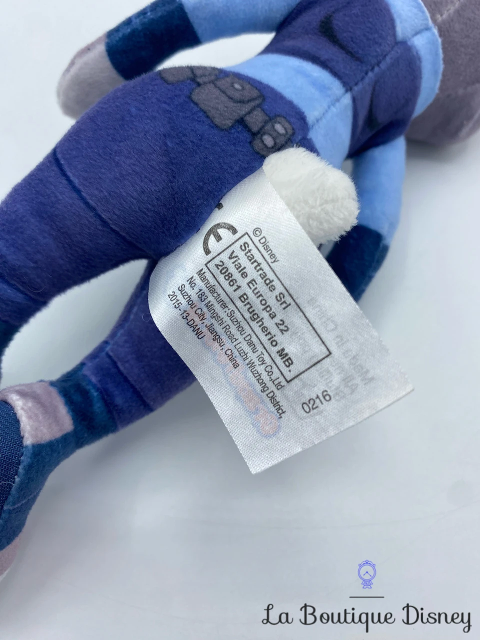 Peluche Judy Hopps Zootopie Disney GrandiGiochi Lapin Gris Police 27 Cm 6 Peluche Judy Hopps Zootopie Disney GrandiGiochi Lapin Gris Police 27 Cm – Image 4