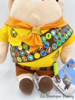 Peluche Russell Là Haut Disney Store ShopDisney Up Scout Explorateur 40 Cm -Disney peluche russell la haut disney store up garcon scout badge jaune 4