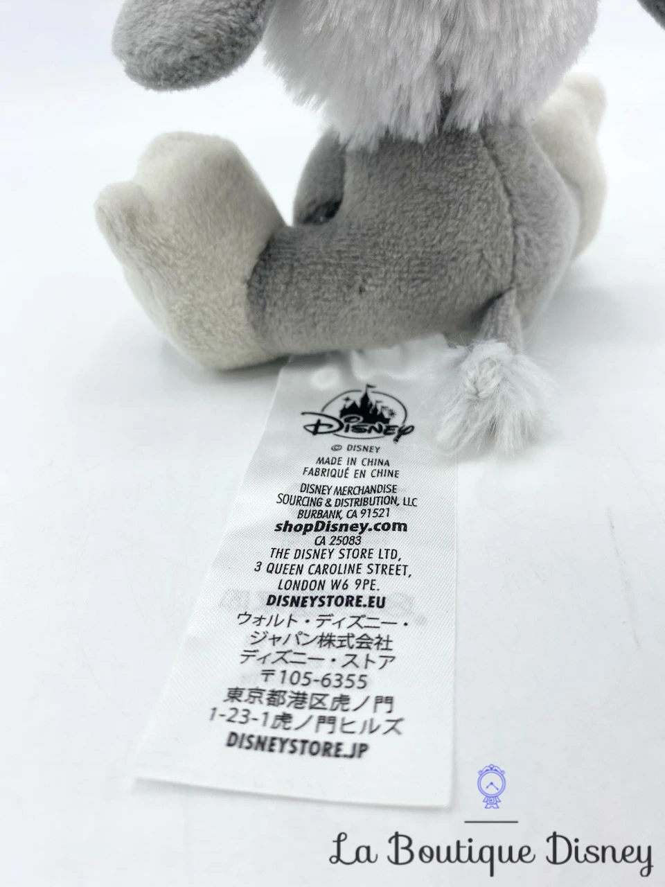 Peluche Max Tiny Big Feet Disney Store La Petite Sirène Chien Gris Blanc 10 Cm 6 Peluche Max Tiny Big Feet Disney Store La Petite Sirène Chien Gris Blanc 10 Cm – Image 4