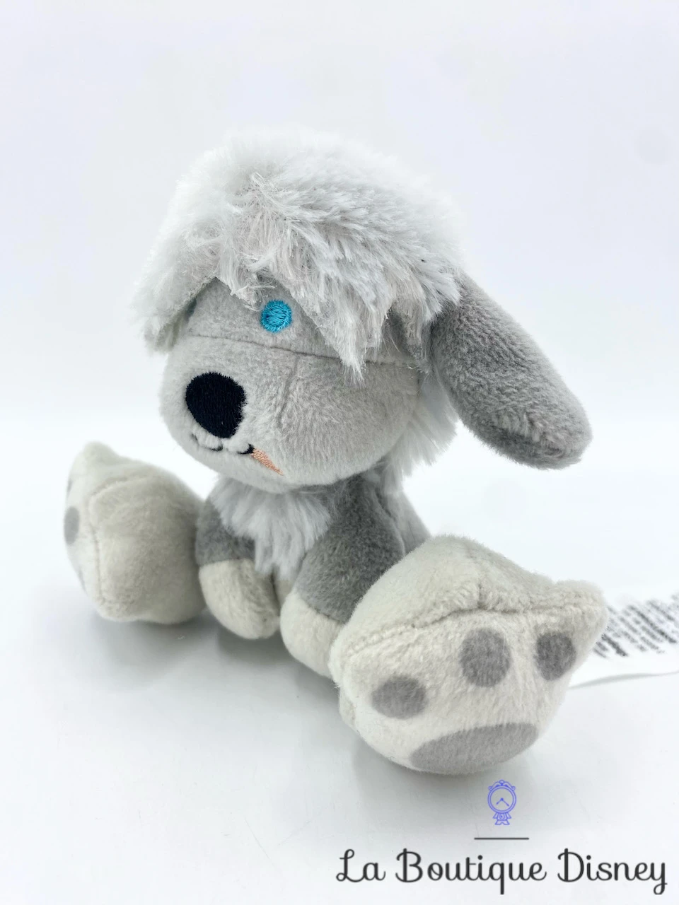 Peluche Max Tiny Big Feet Disney Store La Petite Sirène Chien Gris Blanc 10 Cm 4 Peluche Max Tiny Big Feet Disney Store La Petite Sirène Chien Gris Blanc 10 Cm – Image 2