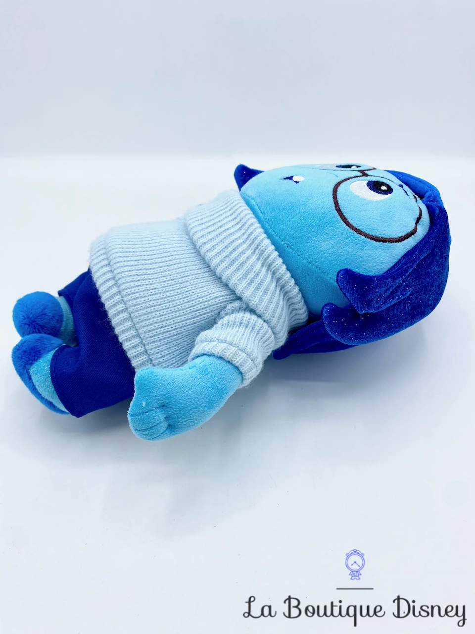 Peluche Tristesse Vice Versa Disney Store Poupée Bleu émotion 27 Cm 6 Peluche Tristesse Vice Versa Disney Store Poupée Bleu émotion 27 Cm – Image 4