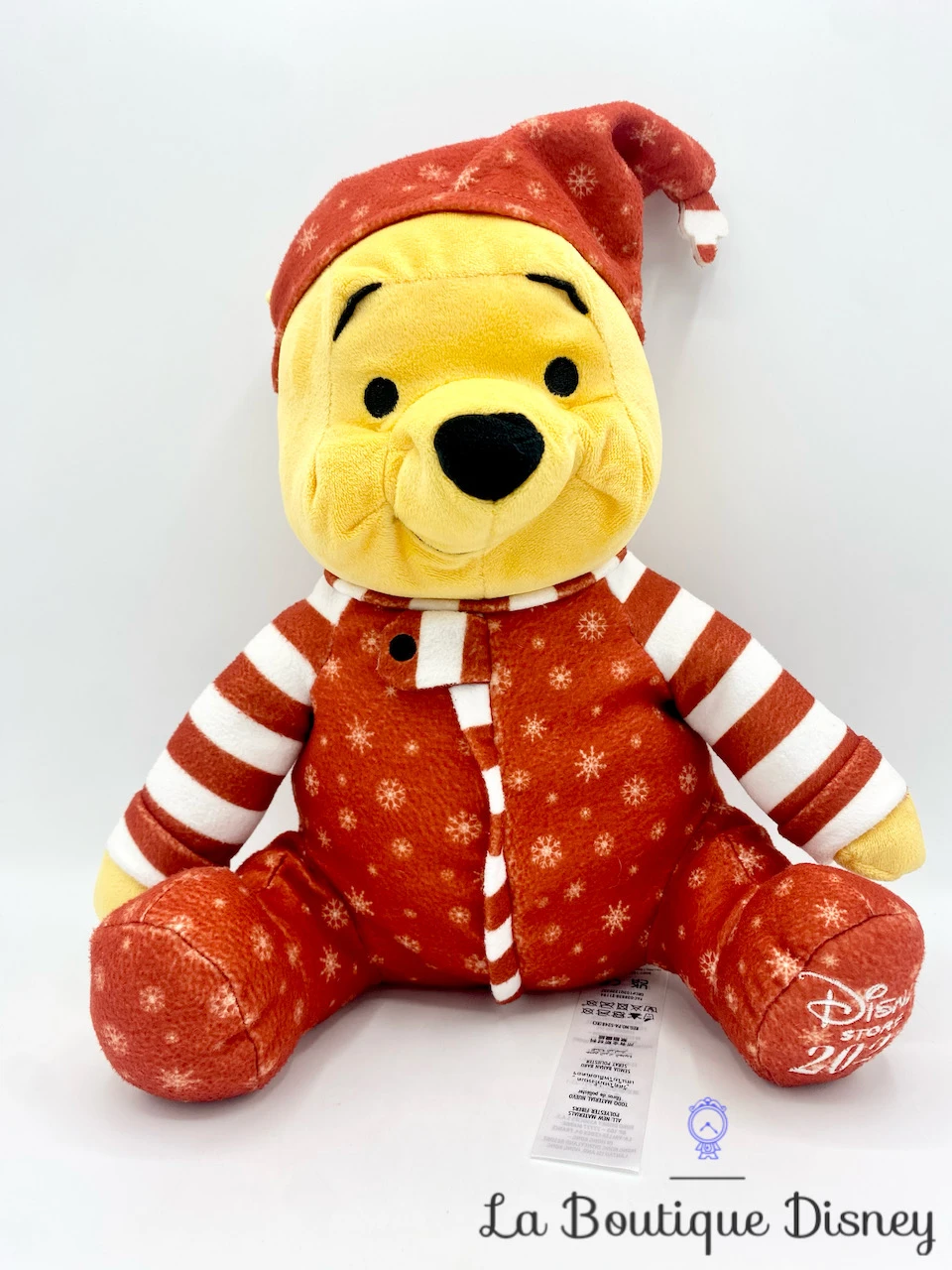 Peluche Winnie L’ourson Noël Disney Store 2021 ShopDisney Pyjama Rouge 3 Peluche Winnie L’ourson Noël Disney Store 2021 ShopDisney Pyjama Rouge