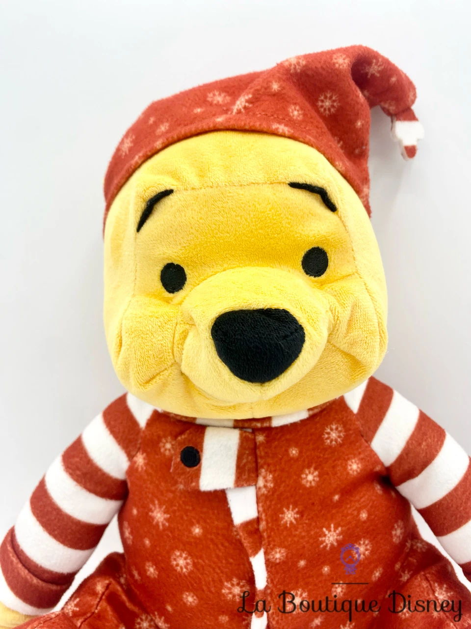 Peluche Winnie L’ourson Noël Disney Store 2021 ShopDisney Pyjama Rouge 4 Peluche Winnie L’ourson Noël Disney Store 2021 ShopDisney Pyjama Rouge – Image 2
