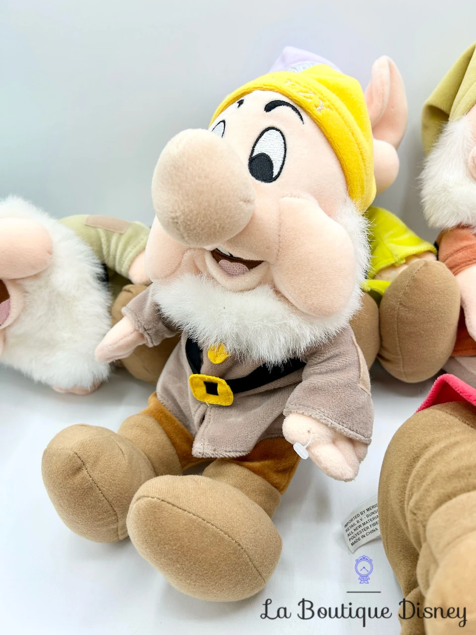 Peluche 7 Nains Blanche Neige Et Les Sept Nains Disney 34 Cm 6 Peluche 7 Nains Blanche Neige Et Les Sept Nains Disney 34 Cm – Image 4