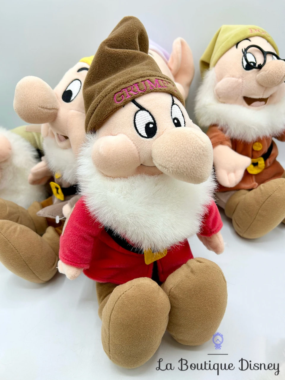 Peluche 7 Nains Blanche Neige Et Les Sept Nains Disney 34 Cm 4 Peluche 7 Nains Blanche Neige Et Les Sept Nains Disney 34 Cm – Image 2