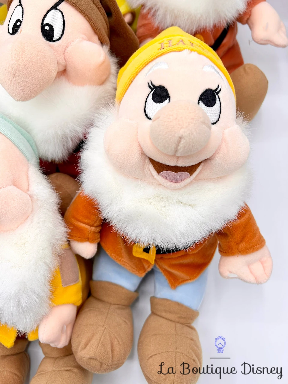 Peluche 7 Nains Blanche Neige Et Les Sept Nains Disney 34 Cm 9 Peluche 7 Nains Blanche Neige Et Les Sept Nains Disney 34 Cm – Image 7