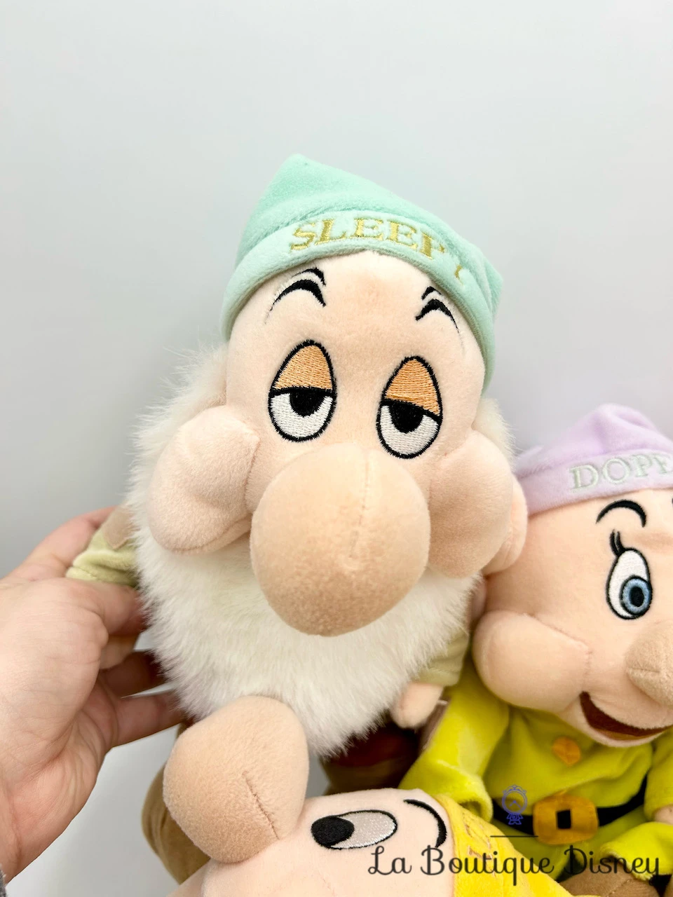 Peluche 7 Nains Blanche Neige Et Les Sept Nains Disney 34 Cm 5 Peluche 7 Nains Blanche Neige Et Les Sept Nains Disney 34 Cm – Image 3