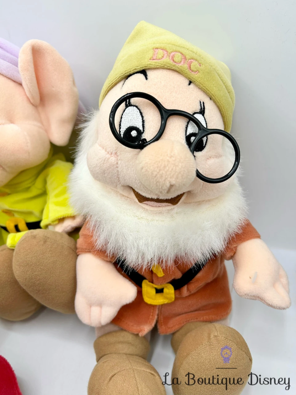 Peluche 7 Nains Blanche Neige Et Les Sept Nains Disney 34 Cm 8 Peluche 7 Nains Blanche Neige Et Les Sept Nains Disney 34 Cm – Image 6