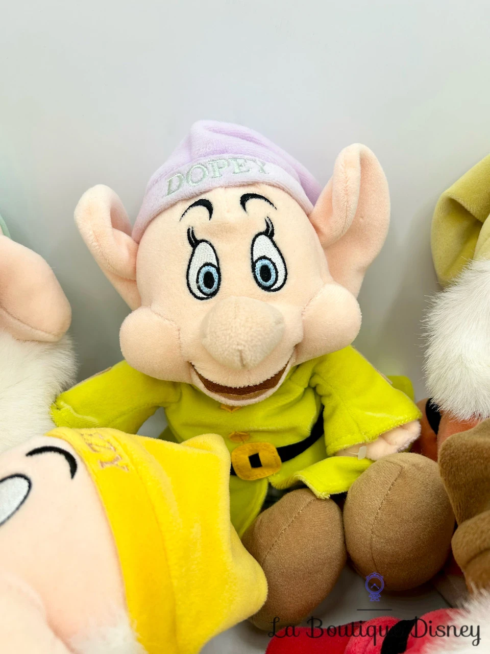 Peluche 7 Nains Blanche Neige Et Les Sept Nains Disney 34 Cm 7 Peluche 7 Nains Blanche Neige Et Les Sept Nains Disney 34 Cm – Image 5