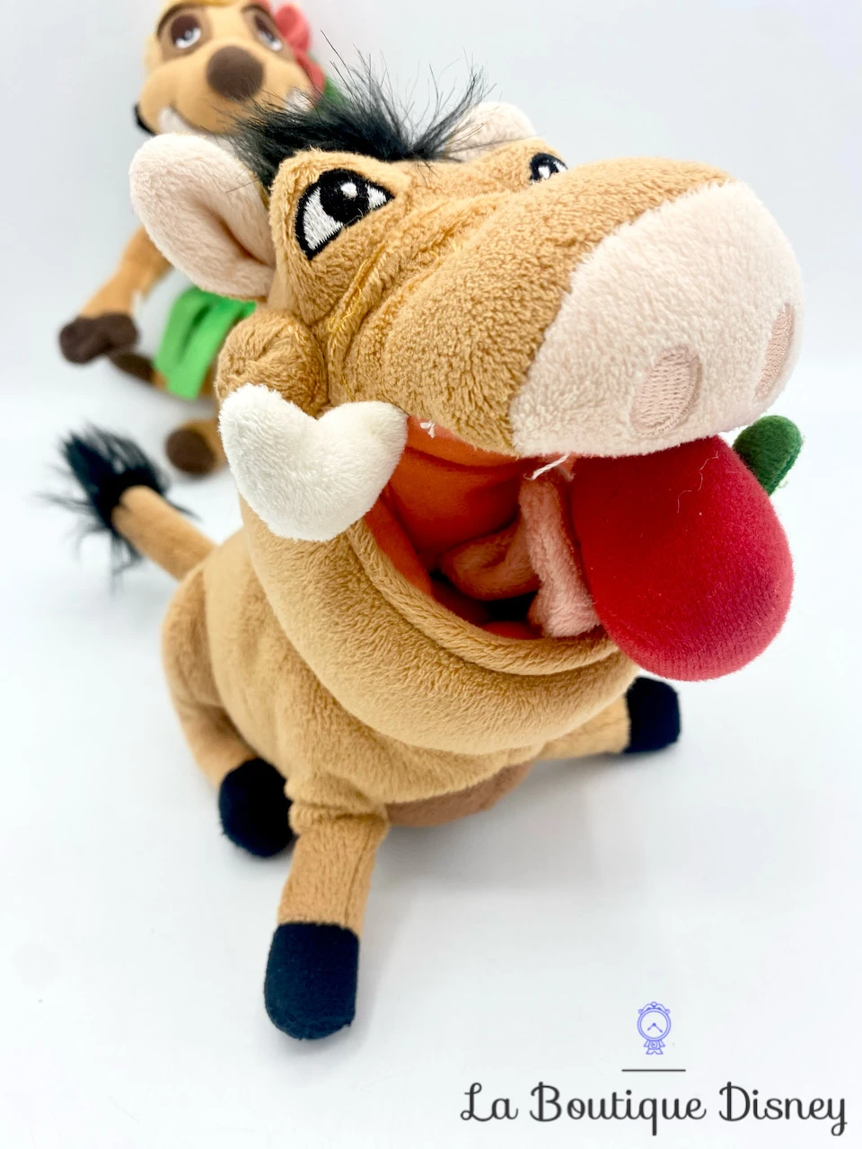 Peluches Timon Pumbaa Luau Le Roi Lion Disney Store 2015 Suricate Phacochère Marron 22 Cm 6 Peluches Timon Pumbaa Luau Le Roi Lion Disney Store 2015 Suricate Phacochère Marron 22 Cm – Image 4