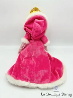 Poupée Chiffon Aurore La Belle Au Bois Dormant Hiver Disney Store 2008 Peluche Princesse Rose Manteau Cape 52 Cm -Disney poupee chiffon aurore hiver cape disney store ecusson la belle au bois dormant peluche princesse manteau 6