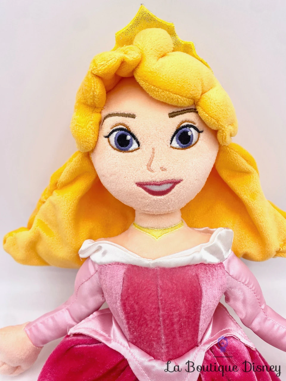 Poupée Chiffon Aurore La Belle Au Bois Dormant Disney Store Exclusive Peluche Princesse Robe Rose 52 Cm 4 Poupée Chiffon Aurore La Belle Au Bois Dormant Disney Store Exclusive Peluche Princesse Robe Rose 52 Cm – Image 2
