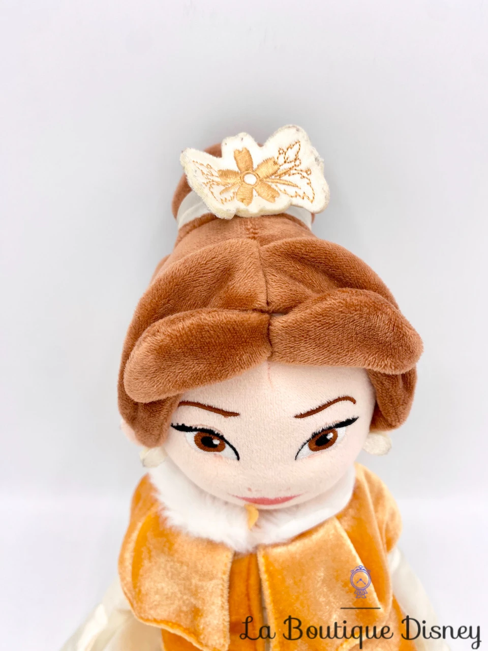 Poupée Chiffon Belle Hiver Disney Store La Belle Et La Bête Peluche Princesse Jaune Cape 48 Cm 5 Poupée Chiffon Belle Hiver Disney Store La Belle Et La Bête Peluche Princesse Jaune Cape 48 Cm – Image 3