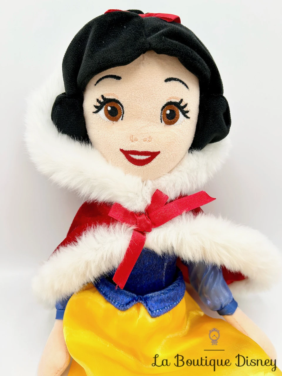 Poupée Chiffon Blanche Neige Hiver Disney Store 2019 Peluche Princesse Manteau Cape Rouge 48 Cm 4 Poupée Chiffon Blanche Neige Hiver Disney Store 2019 Peluche Princesse Manteau Cape Rouge 48 Cm – Image 2