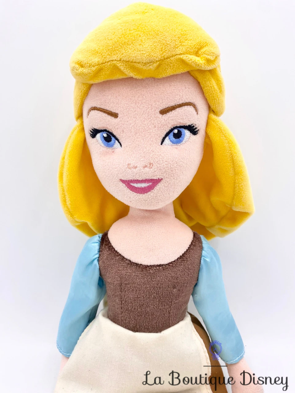 Poupée Chiffon Cendrillon Robe De Travail 70e Anniversaire Disney Store Peluche 45 Cm 4 Poupée Chiffon Cendrillon Robe De Travail 70e Anniversaire Disney Store Peluche 45 Cm – Image 2