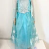 Déguisement Elsa La Reine Des Neiges Disney Store Taille 4 Ans Robe Bleu Cape Strass 2 Déguisement Elsa La Reine Des Neiges Disney Store Taille 4 Ans Robe Bleu Cape Strass -Disney robe deguisement elsa la reine des neiges cape disney store 10