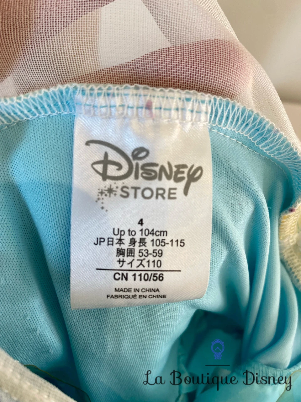Déguisement Elsa La Reine Des Neiges Disney Store Taille 4 Ans Robe Bleu Cape Strass 9 Déguisement Elsa La Reine Des Neiges Disney Store Taille 4 Ans Robe Bleu Cape Strass – Image 7