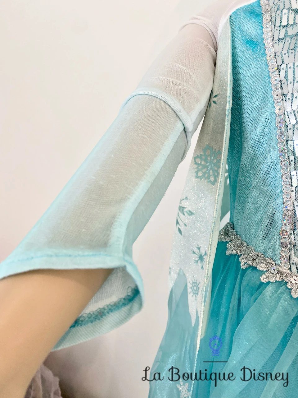 Déguisement Elsa La Reine Des Neiges Disney Store Taille 4 Ans Robe Bleu Cape Strass 7 Déguisement Elsa La Reine Des Neiges Disney Store Taille 4 Ans Robe Bleu Cape Strass – Image 5