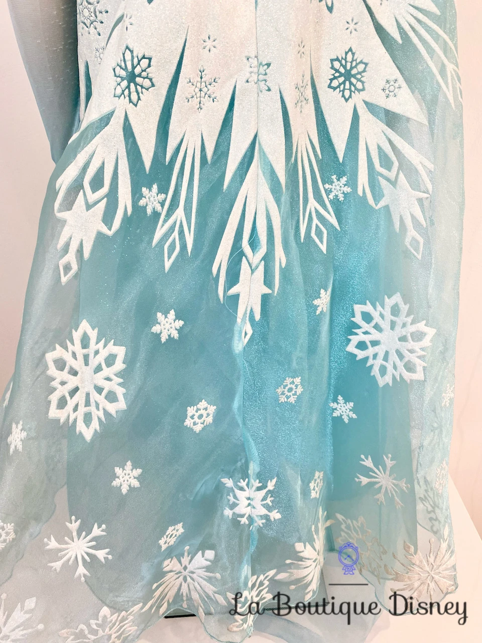 Déguisement Elsa La Reine Des Neiges Disney Store Taille 4 Ans Robe Bleu Cape Strass 6 Déguisement Elsa La Reine Des Neiges Disney Store Taille 4 Ans Robe Bleu Cape Strass – Image 4