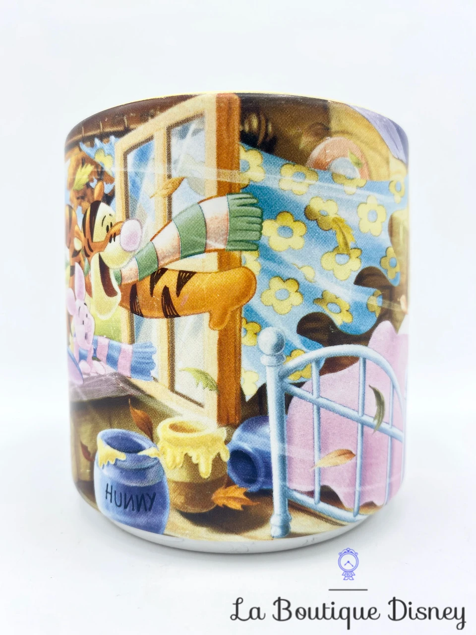 Tasse Scène Winnie L'ourson Disney Store Exclusive Classics 2006 Mug Scène Film Maison Vent 4 Tasse Scène Winnie L'ourson Disney Store Exclusive Classics 2006 Mug Scène Film Maison Vent – Image 2